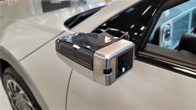 Mask Tesla orqa ko'zgu oynalarini yo'q qilishini yana bir bor ta'kidladi.