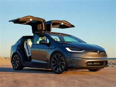 Tesla o'z narxlarini pasaytirdi